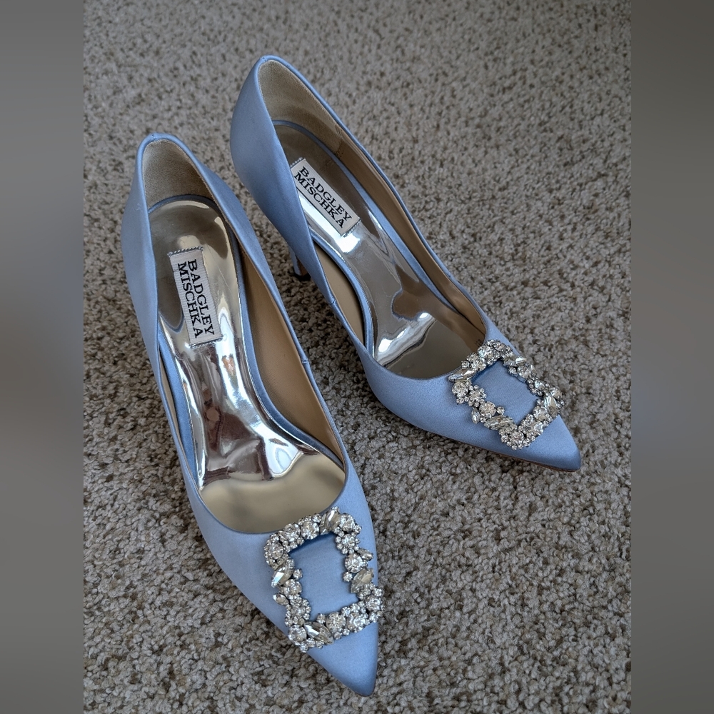 Badgley Mischka Collection Brooch crowned pointed toe